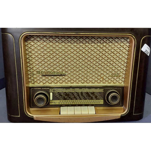 258 - Grundig Bakelite Mains Radio