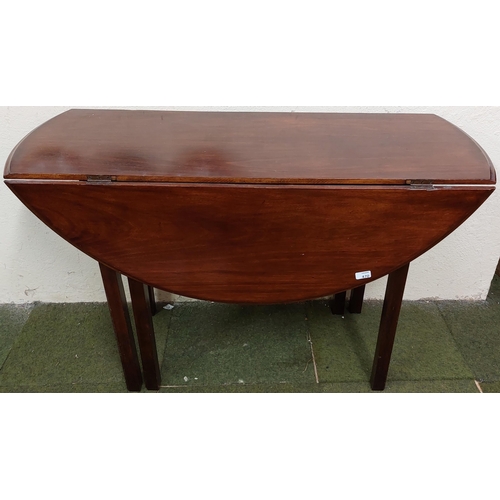 470 - Oval Mahogany Drop-Leaf Table