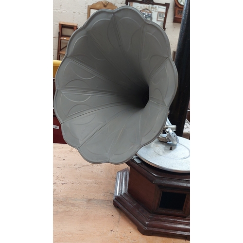 51 - Horn Gramophone