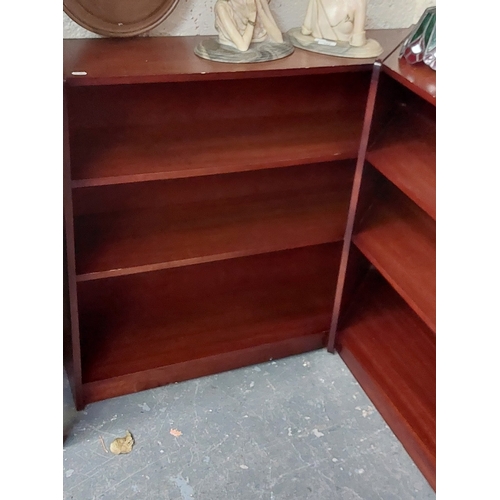 106 - Mahogany Corner / L Shaped Bookshelf - C. 92cm x 92cm x 81cm H