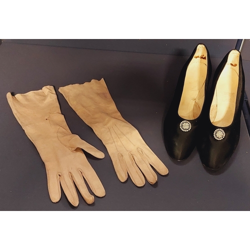 19 - Pair of Vintage W.E Fashion Shoes - Size 5 & Pair of Gloves