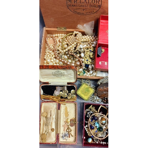 674 - Box of Assorted Costume Jewellery