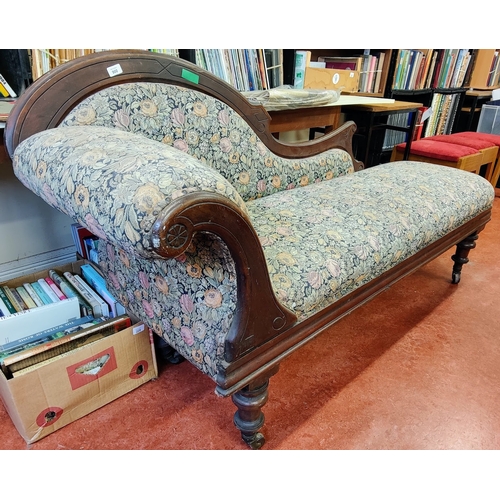 900 - Victorian Mahogany Carved Chaise Lounge