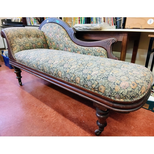 900 - Victorian Mahogany Carved Chaise Lounge