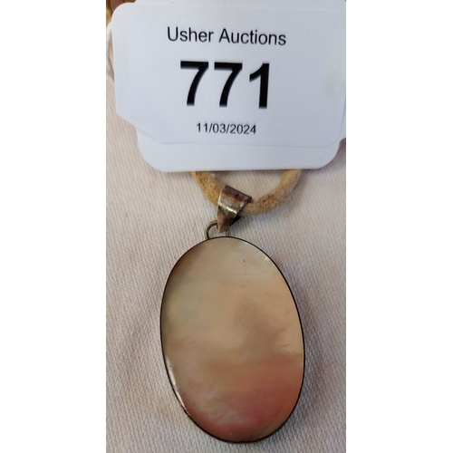 771 - Mother Of Pearl Silver Back Pendant & Ring (size R)