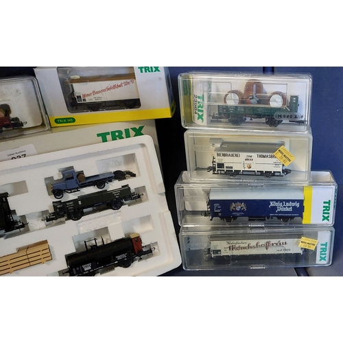 937 - Trix Model Collection - 8 Boxed HO Wagons / Carriages - 23916, 23371, 23369, 23370, 24049, 23984, 24... 