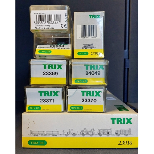 937 - Trix Model Collection - 8 Boxed HO Wagons / Carriages - 23916, 23371, 23369, 23370, 24049, 23984, 24... 