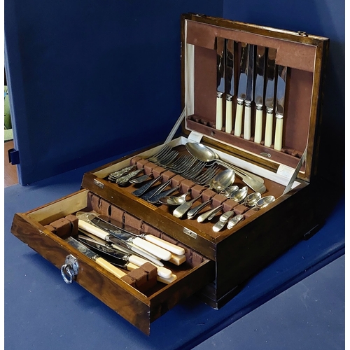 333 - Oak Arts & Crafts Style Case of Mixed Cutlery