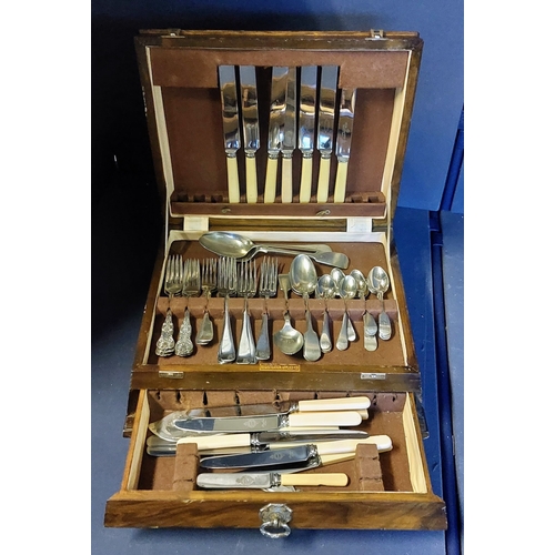 333 - Oak Arts & Crafts Style Case of Mixed Cutlery