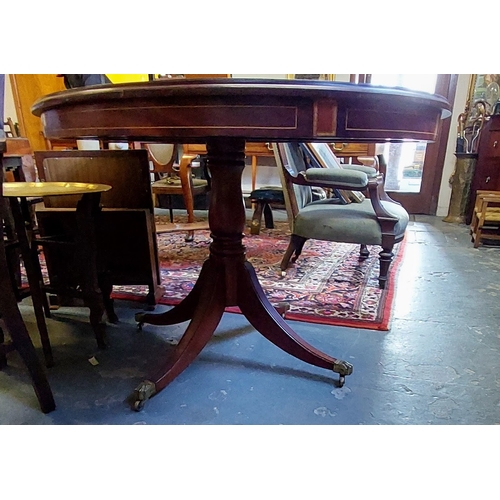 400 - Inlaid Oval Mahogany Pod Base Breakfast Table - C. 153cm W x 98cm D x 76cm H