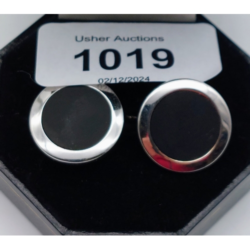 1019 - Set of Silver and Onyx Cufflinks