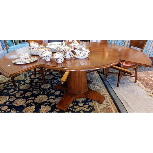 1154 - Extendible Circular Crossbanded Dining Table on Pod Base. Has a Removable Outer Section - C. 200cm W... 