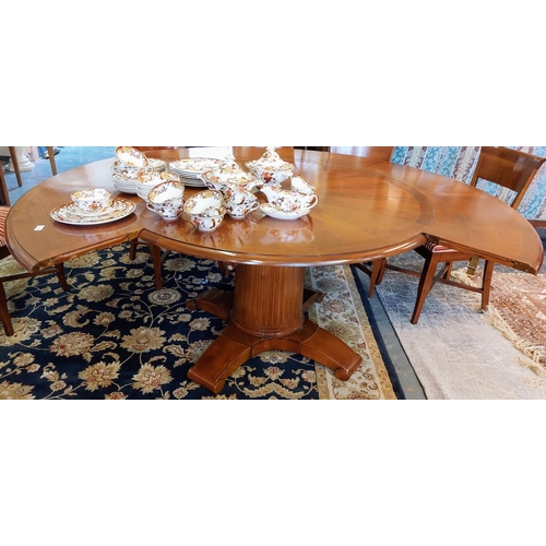 1154 - Extendible Circular Crossbanded Dining Table on Pod Base. Has a Removable Outer Section - C. 200cm W... 