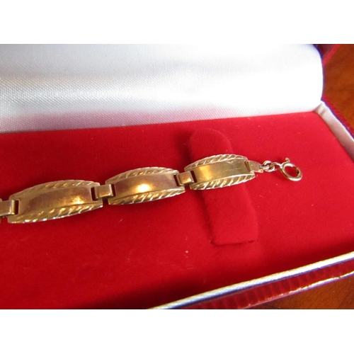 402 - Ladies Link Bracelet with Lobster Claw and Loop Fastening 9 Carat Gold 18cm Long