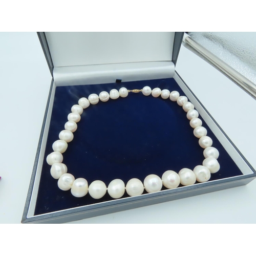 676 - Ladies Pearl Necklace of Good Size Attractive Lustre 14 Carat Gold Clasp