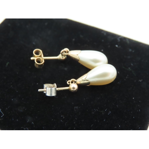 712 - Pair of 9 Carat Gold Ladies Pearl Drop Earrings