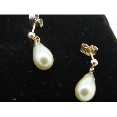 712 - Pair of 9 Carat Gold Ladies Pearl Drop Earrings