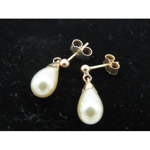 712 - Pair of 9 Carat Gold Ladies Pearl Drop Earrings