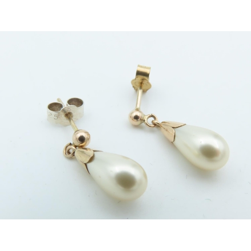 712 - Pair of 9 Carat Gold Ladies Pearl Drop Earrings