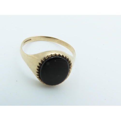 793 - Gents Onyx Oval Set 9 Carat Gold Signet Ring Size U