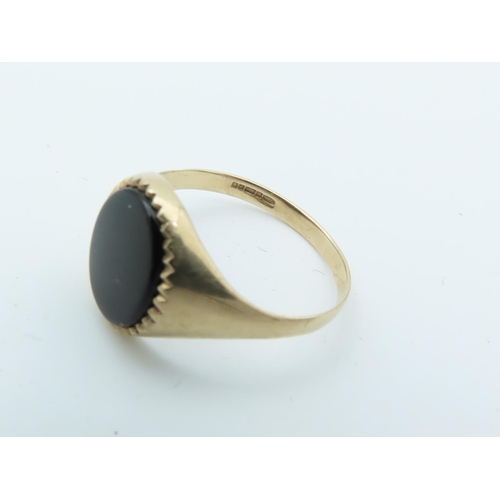 793 - Gents Onyx Oval Set 9 Carat Gold Signet Ring Size U