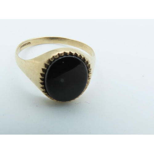 793 - Gents Onyx Oval Set 9 Carat Gold Signet Ring Size U