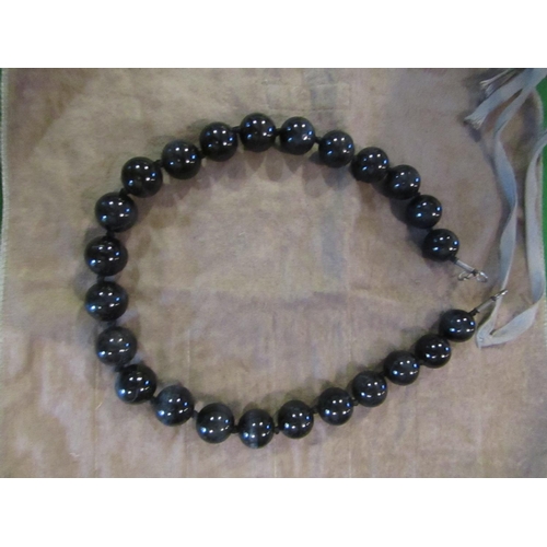 812 - Carved Agate Ladies Bead Necklace