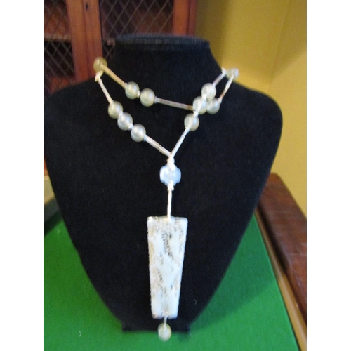486 - Carved Jade Table Form Ladies Bead Necklace Vintage