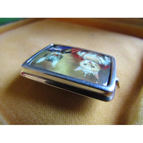 1292 - Solid Silver Mounted Novelty Ladies Brooch Depicting Feline Royal Couple Approximately 4cm Wide