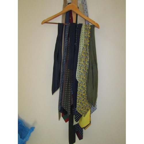 134 - Quantity of Various Gentleman's Silk Ties