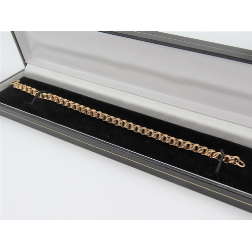 95 - Ladies Bracelet Interlinking Form Comprised 9 Carat and 18 Carat Gold Links Approximately 7g Weight