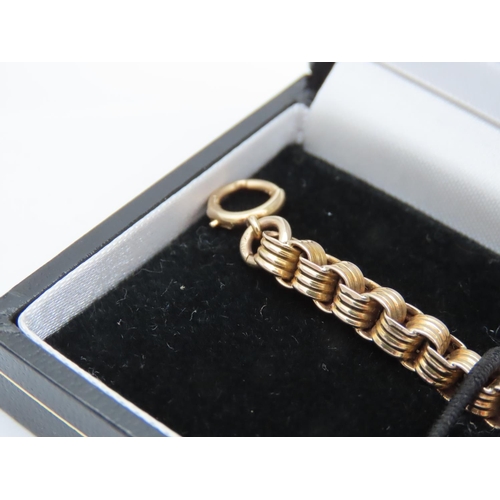 95 - Ladies Bracelet Interlinking Form Comprised 9 Carat and 18 Carat Gold Links Approximately 7g Weight