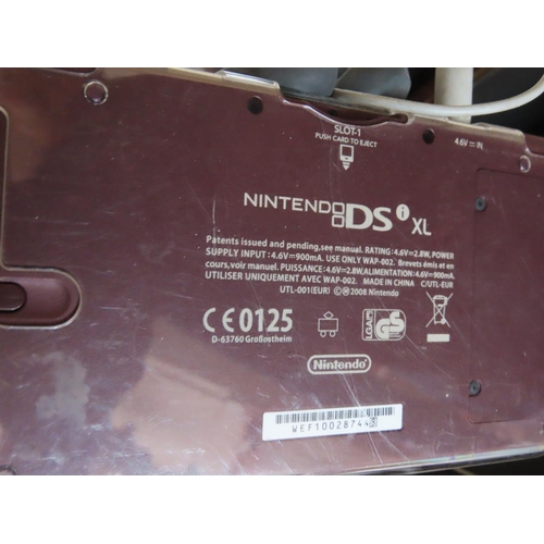 1110 - Nintendo DS XL Together with Games