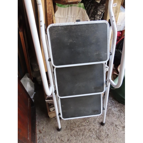 1251 - Folding Step Ladder 50 Inches Tall