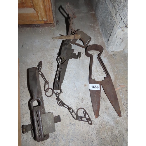 1456 - Collection of Three Vintage Metal Animal Traps Together with Antique Metal Sheers