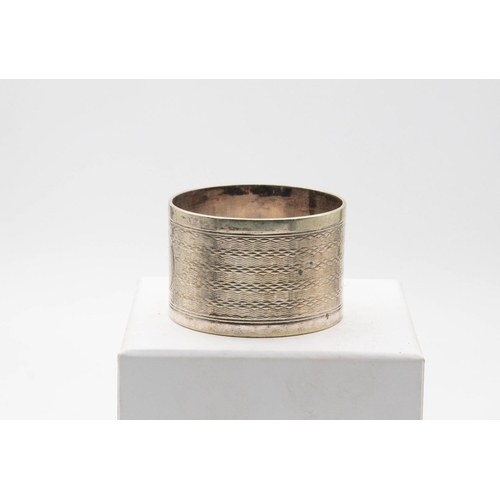 1045 - Napkin Ring with Engraved Decoration