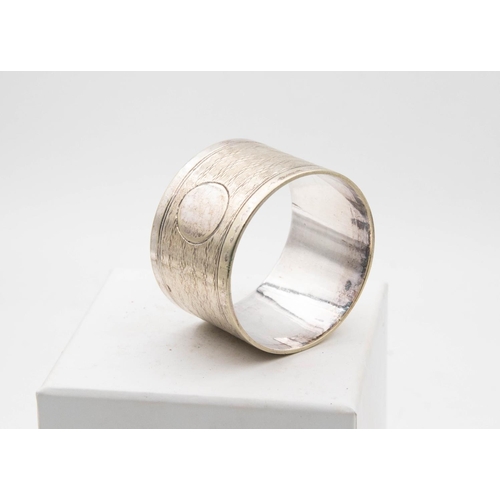 1045 - Napkin Ring with Engraved Decoration