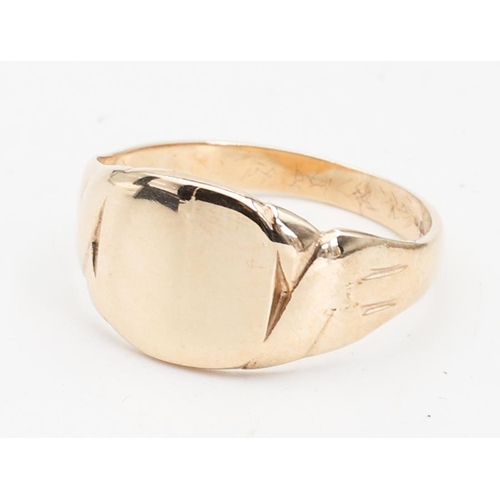 131 - Gents Signet 9 Carat Yellow Gold Size T