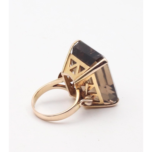 89 - Smokey Quartz Ladies Dress Ring Mounted on 9 Carat Gold Band. Smokey Quartz Carat Weight Approximate... 