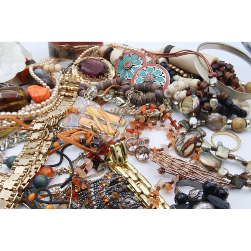 538 - Various Vintage, Costume and Other Assorted Jewellery, Quantity as Photographed