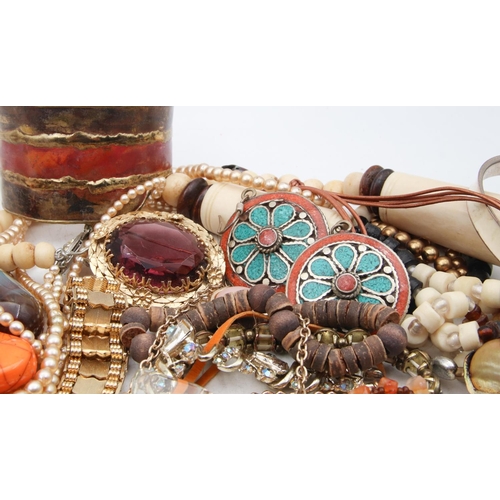 538 - Various Vintage, Costume and Other Assorted Jewellery, Quantity as Photographed