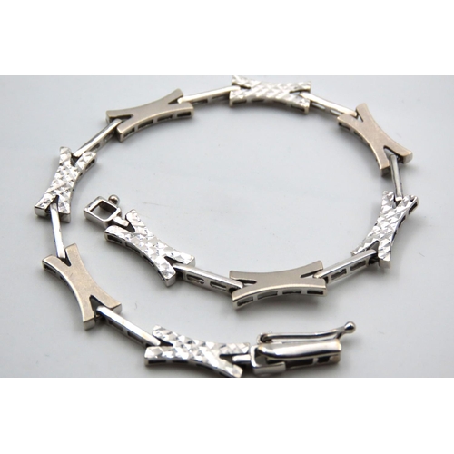 61 - 18 Carat Fancy Link Ladies Bracelet with Polished Bar Spacers Length 19cm