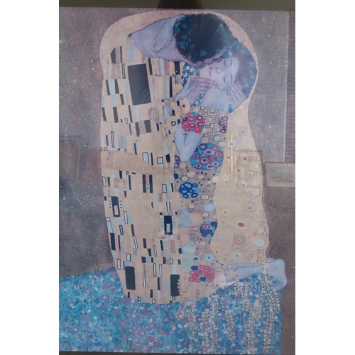 186 - Gustav Klimt (1862-1918) Fine Art Lithograph The Kiss Approximately 3ft High x 3ft Wide contained wi... 