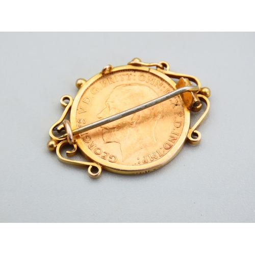 386 - Gold Brooch Half Sovereign Dated 1914 Contained within 9 Carat Yellow Gold  Setting