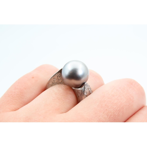 176 - Tahitian Pearl Set 18 Carat White Gold Ring Incised Detailing to Shoulders Modernist Form Ring Size ... 