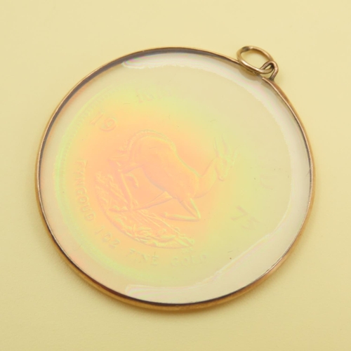 1029 - Unusual 9 Carat Yellow Gold Bound 4cm Diameter Pendant Inset with Halogram of Krugerrand Dated 1975