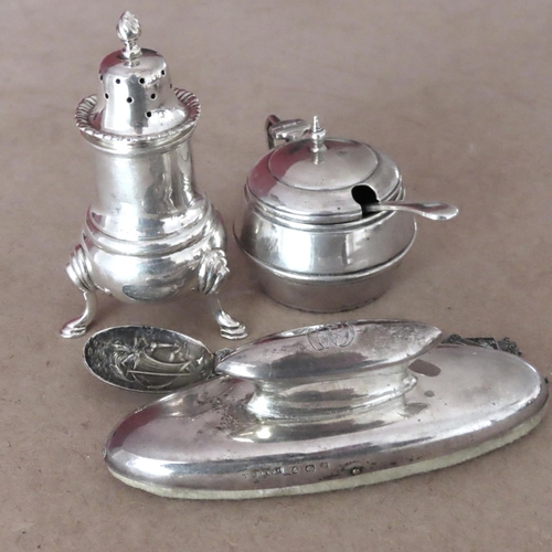 1076 - Silver Nail Buffer Table Salt Mustart Pot and Spoon Four Pieces in Lot