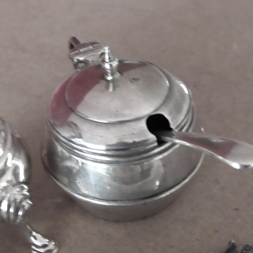 1076 - Silver Nail Buffer Table Salt Mustart Pot and Spoon Four Pieces in Lot