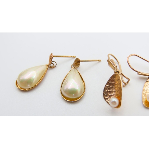 1094 - Two Pairs of Pearl Set 9 Carat Yellow Gold Earrings Each Approximately 1.5cm High