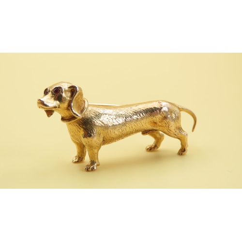 581 - Dachshund Motif 9 Carat Yellow Gold Brooch With Ruby Inset Eye Detailing 4cm Wide